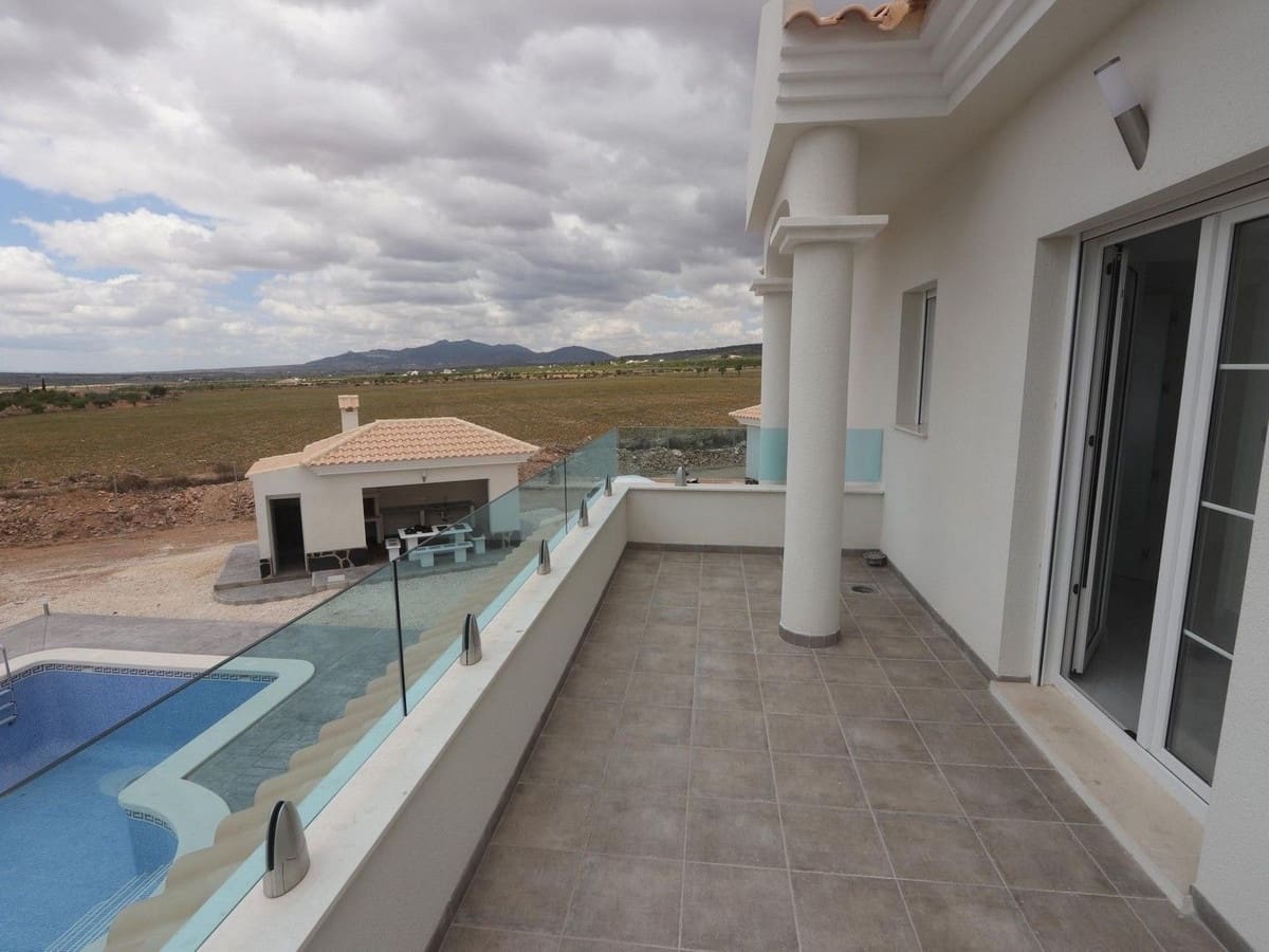 Chalet de 4 habitaciones en Pinoso en venta con piscina garaje - 381.000 € (Ref: 8200031)