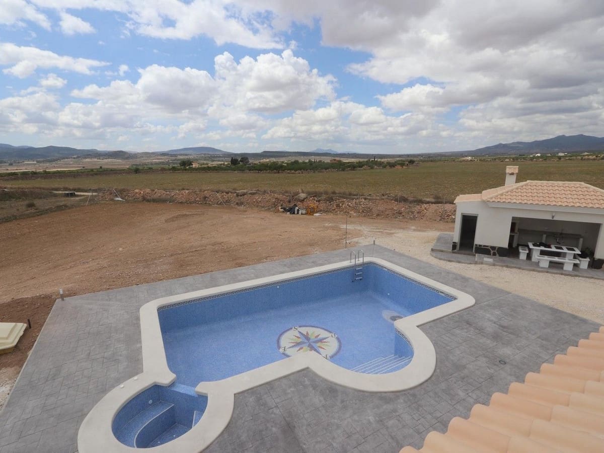 Chalet de 4 habitaciones en Pinoso en venta con piscina garaje - 381.000 € (Ref: 8200031)