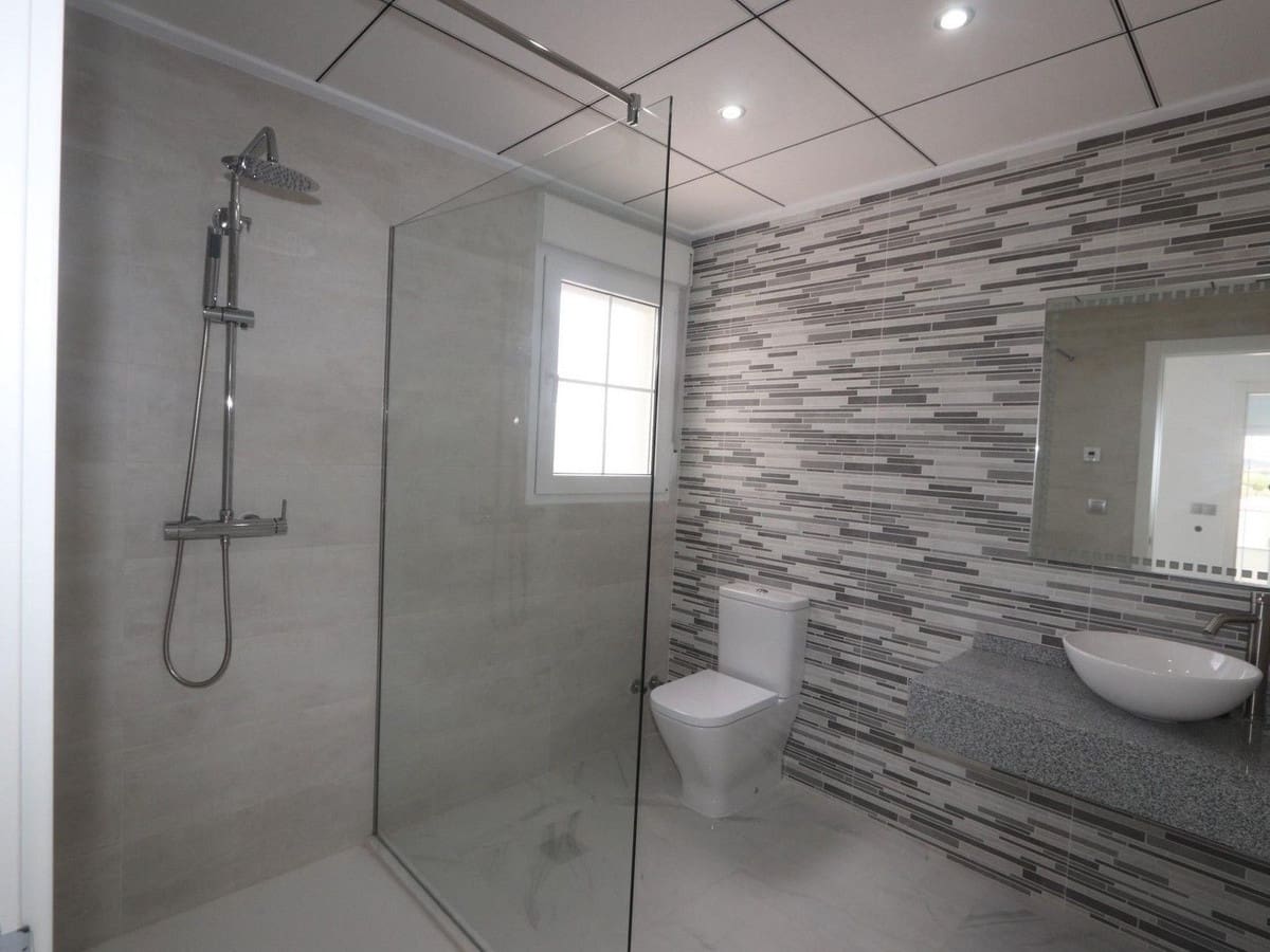 Chalet de 4 habitaciones en Pinoso en venta con piscina garaje - 381.000 € (Ref: 8200031)