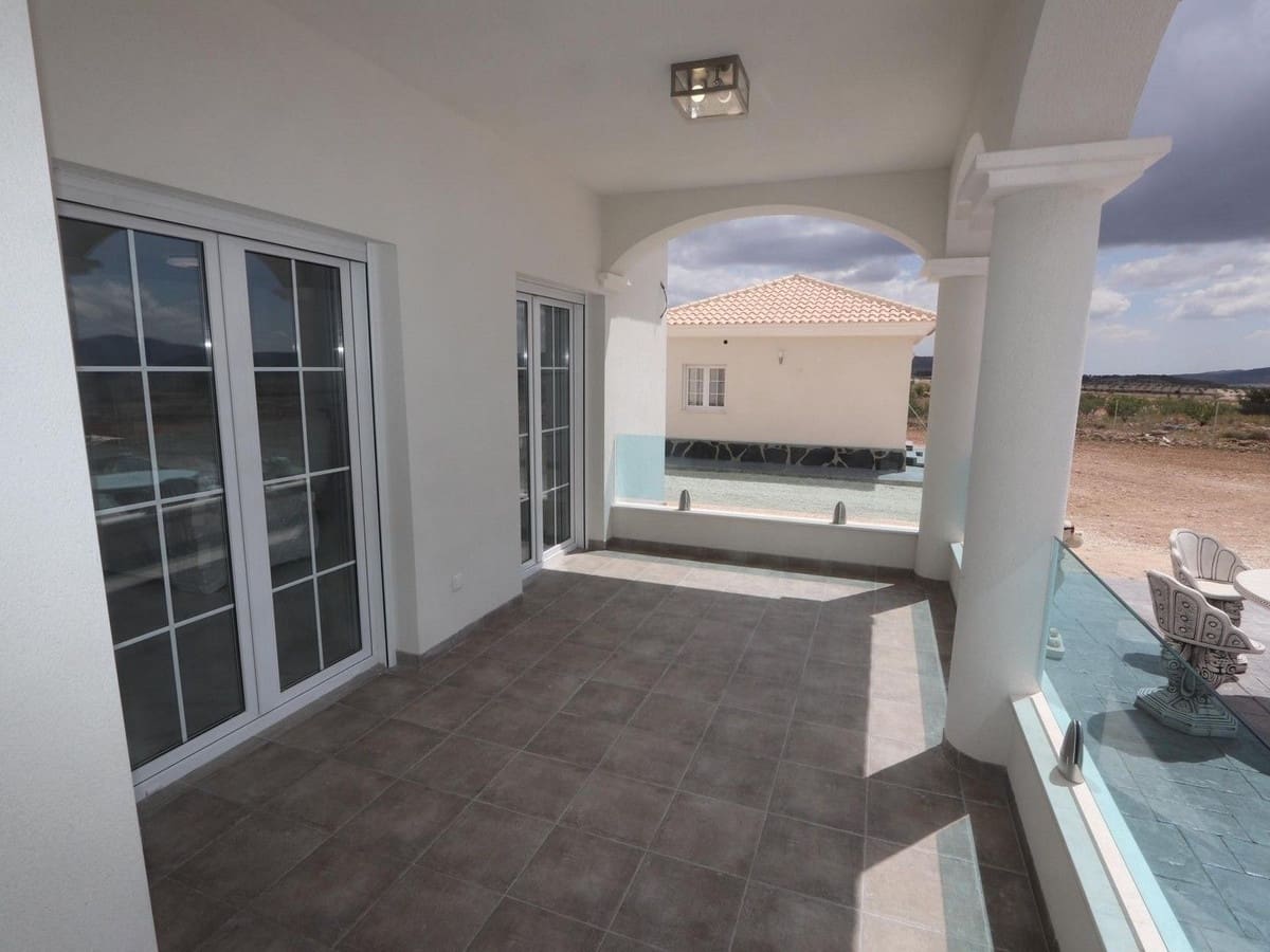 Chalet de 4 habitaciones en Pinoso en venta con piscina garaje - 381.000 € (Ref: 8200031)