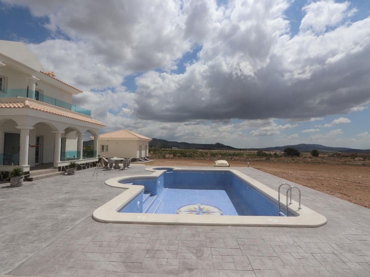 Chalet de 4 habitaciones en Pinoso en venta con piscina garaje - 381.000 € (Ref: 8200031)