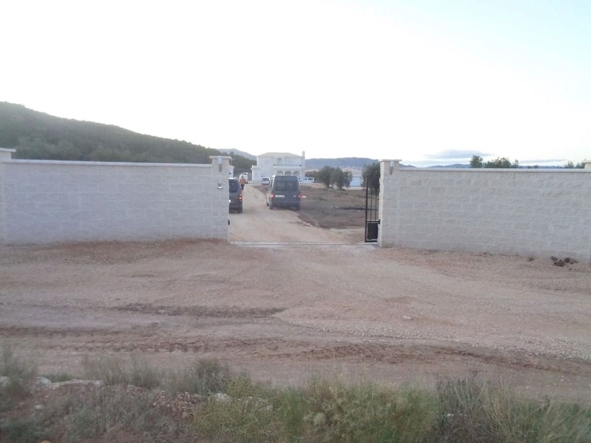 Chalet de 4 habitaciones en Pinoso en venta con piscina garaje - 381.000 € (Ref: 8200031)