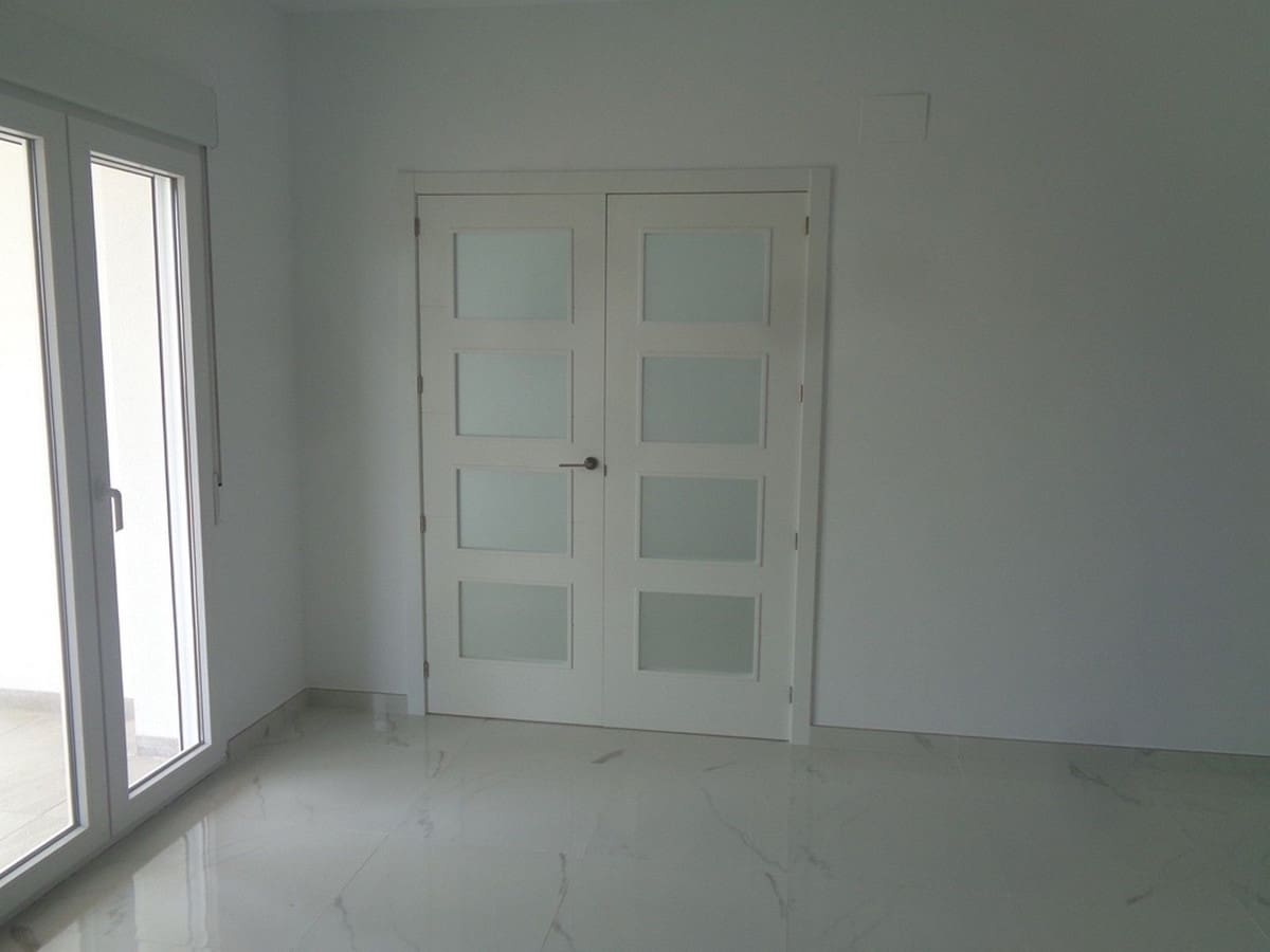 Chalet de 4 habitaciones en Pinoso en venta con piscina garaje - 381.000 € (Ref: 8200031)