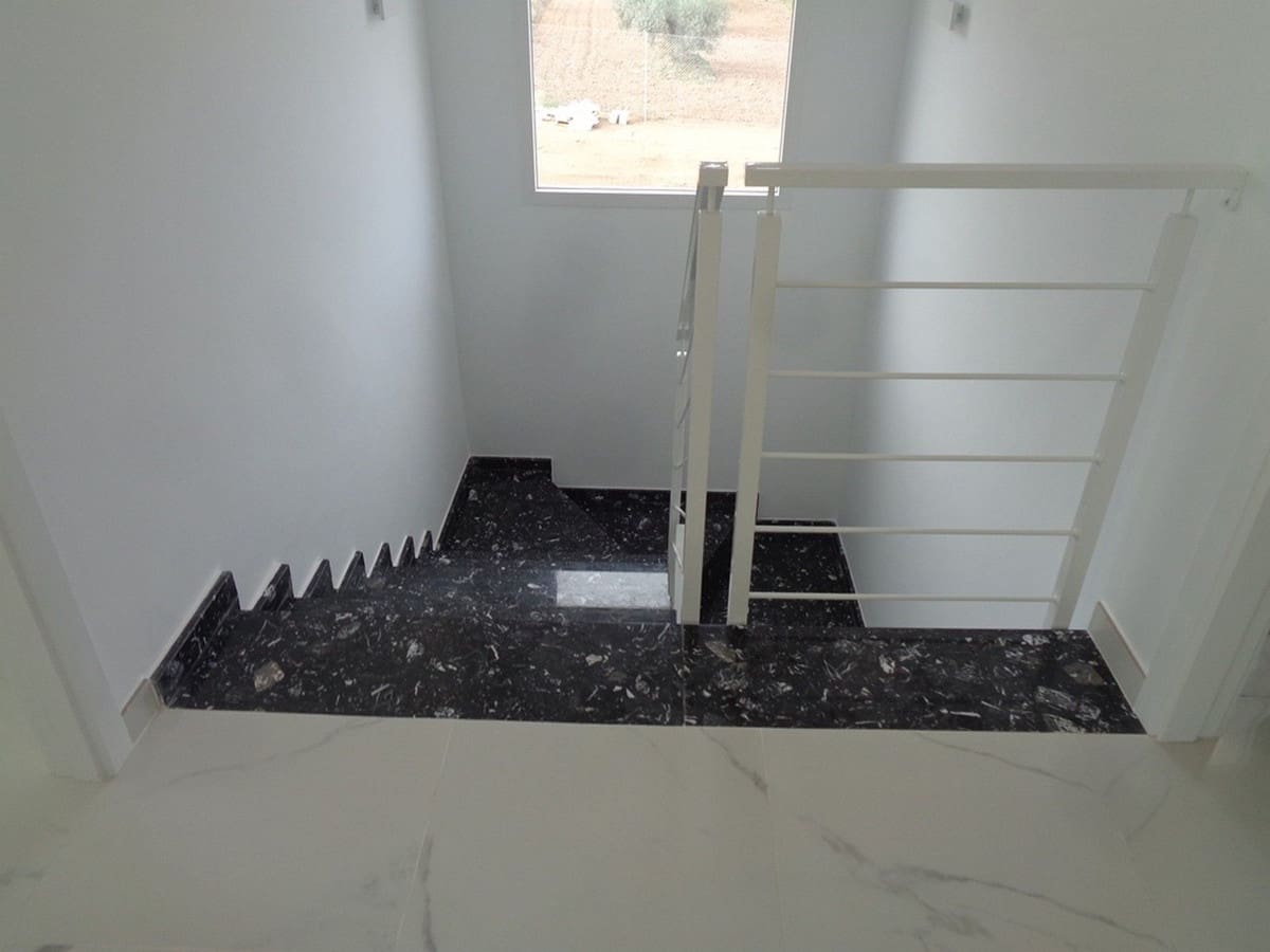 Chalet de 4 habitaciones en Pinoso en venta con piscina garaje - 381.000 € (Ref: 8200031)