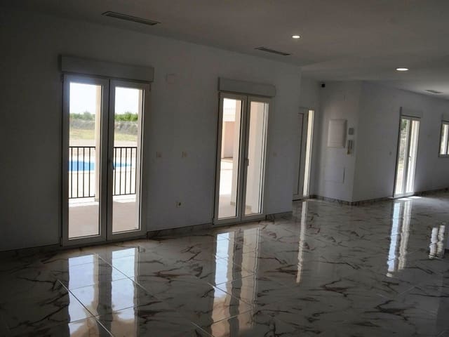 Chalet de 4 habitaciones en Pinoso en venta con piscina garaje - 454.000 € (Ref: 8200032)