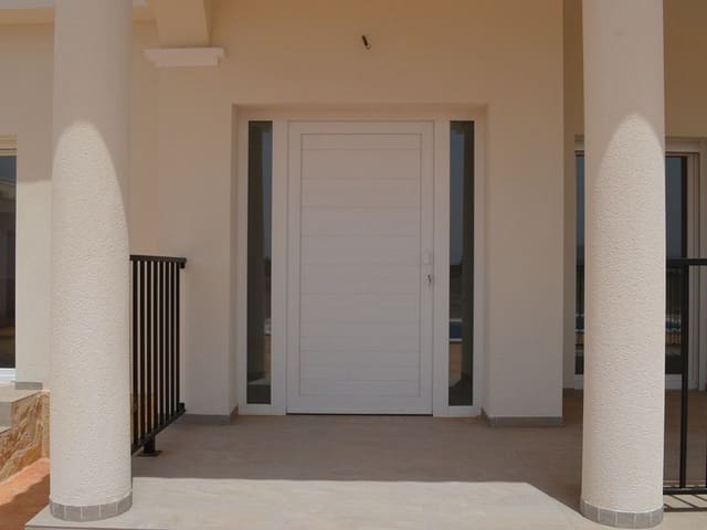 Chalet de 4 habitaciones en Pinoso en venta con piscina garaje - 454.000 € (Ref: 8200032)