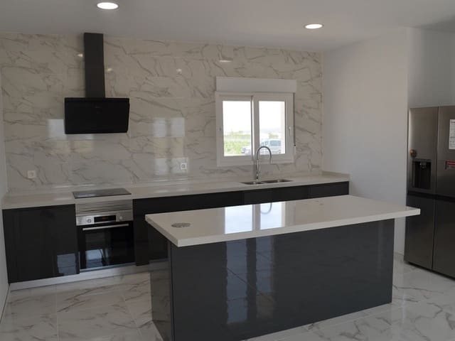 Chalet de 4 habitaciones en Pinoso en venta con piscina garaje - 454.000 € (Ref: 8200032)