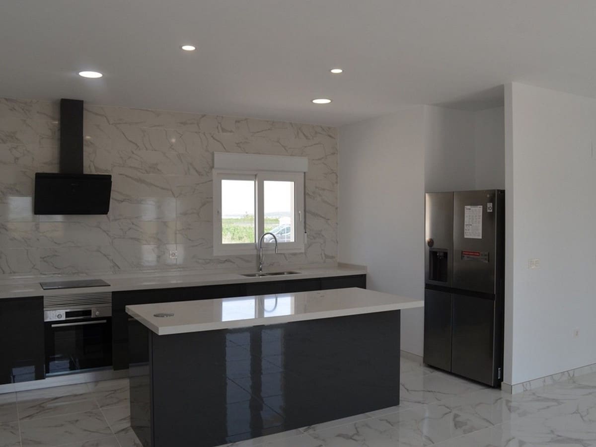 Chalet de 4 habitaciones en Pinoso en venta con piscina garaje - 454.000 € (Ref: 8200032)