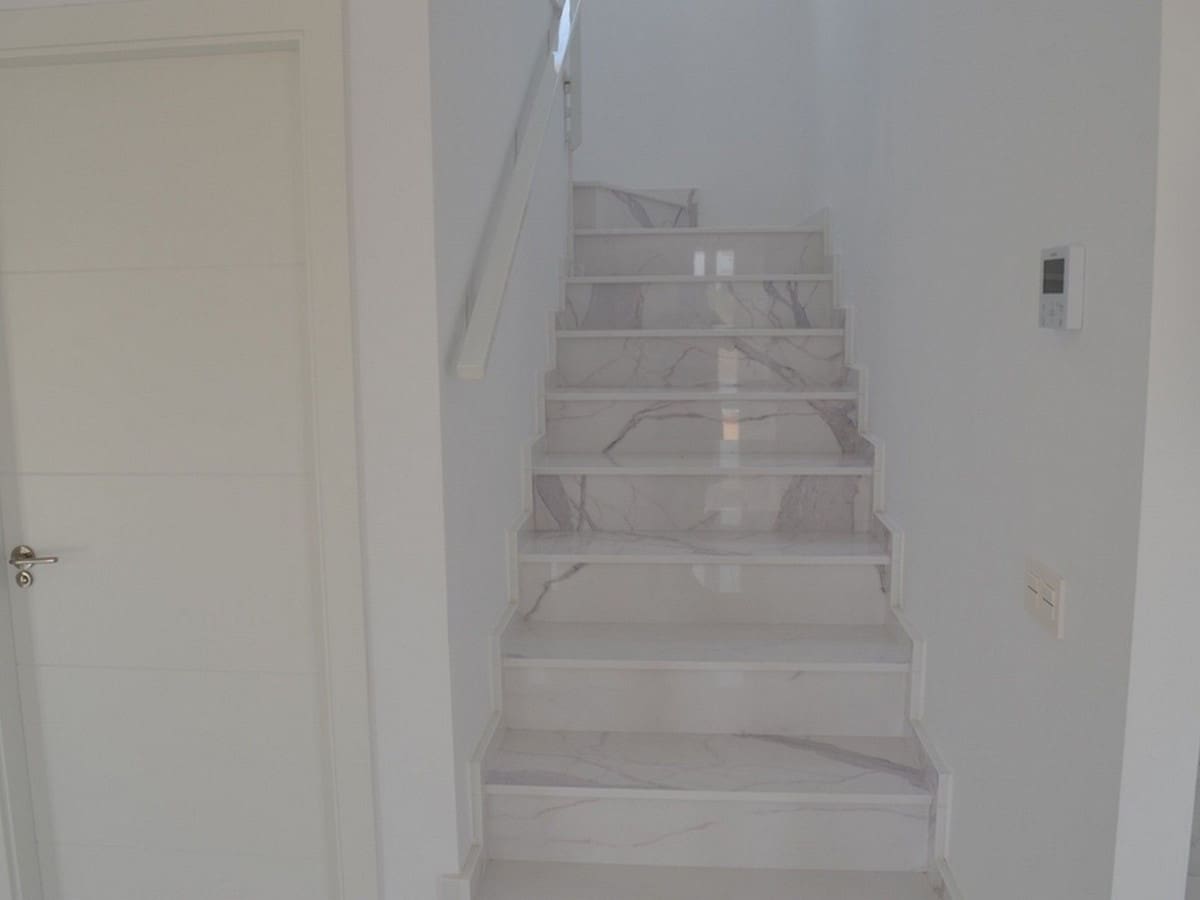 Chalet de 4 habitaciones en Pinoso en venta con piscina garaje - 454.000 € (Ref: 8200032)