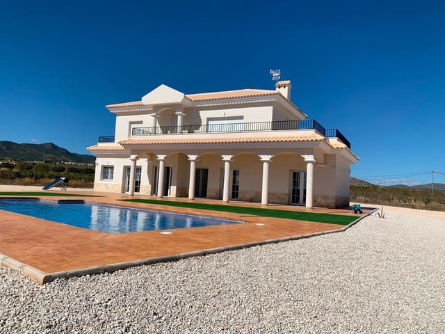 Chalet de 4 habitaciones en Pinoso en venta con piscina garaje - 454.000 € (Ref: 8200032)