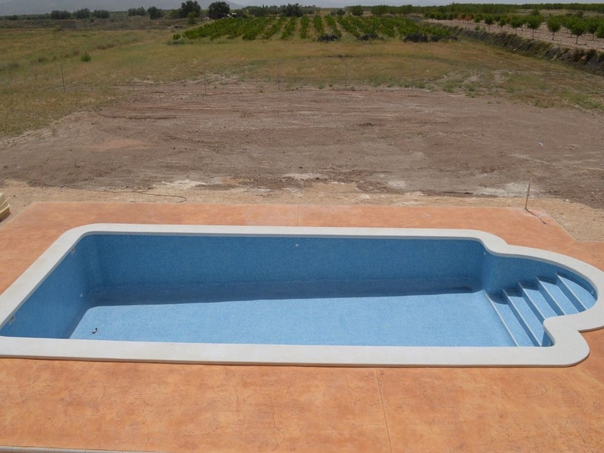 Chalet de 4 habitaciones en Pinoso en venta con piscina garaje - 454.000 € (Ref: 8200032)