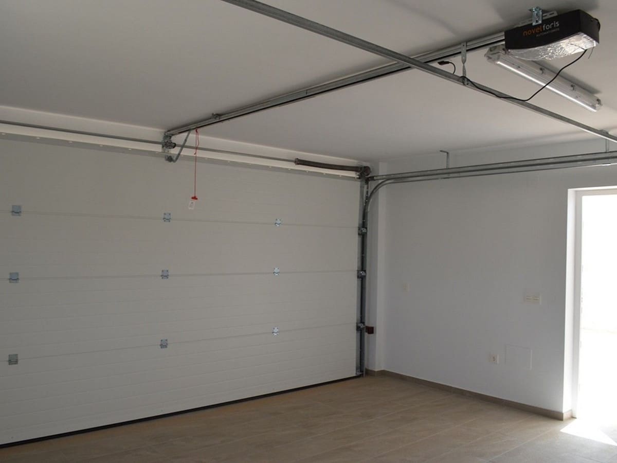 Chalet de 4 habitaciones en Pinoso en venta con piscina garaje - 454.000 € (Ref: 8200032)