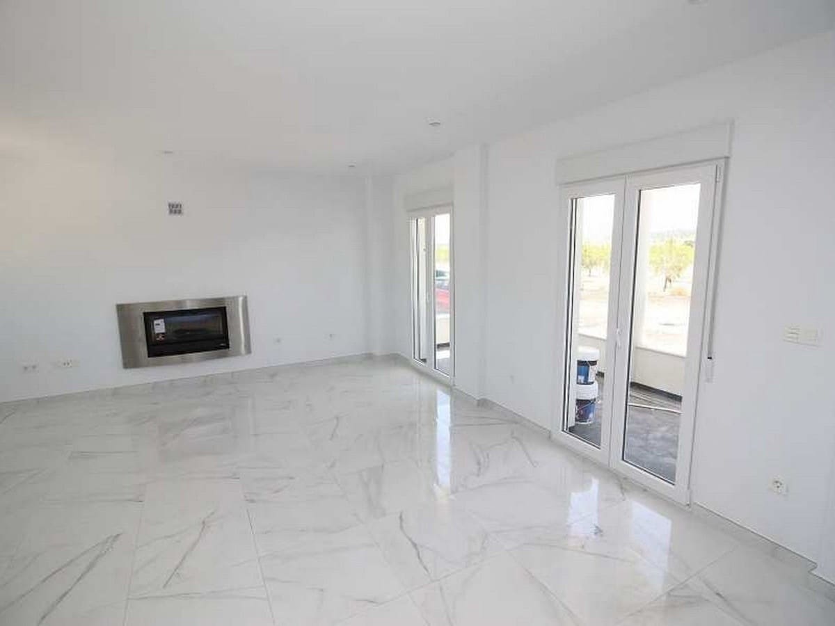 Chalet de 4 habitaciones en Pinoso en venta con piscina garaje - 487.000 € (Ref: 8200033)