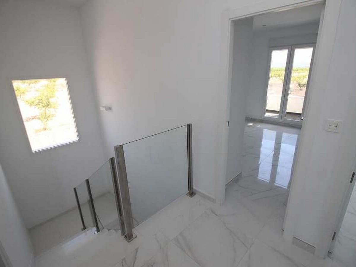 Chalet de 4 habitaciones en Pinoso en venta con piscina garaje - 487.000 € (Ref: 8200033)