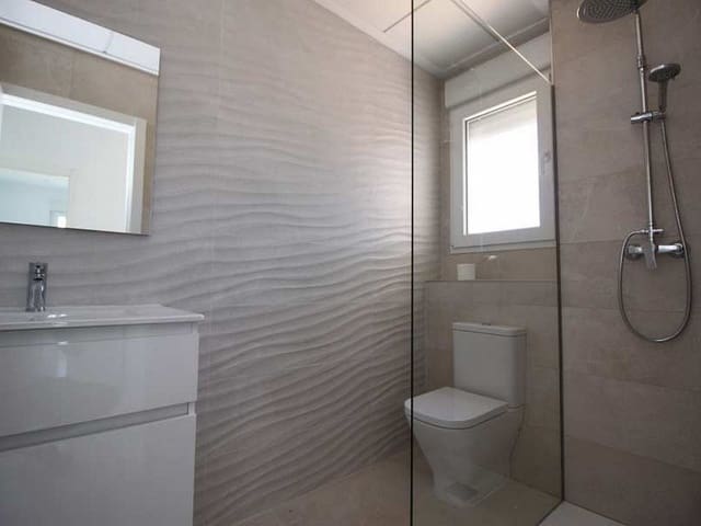 Chalet de 4 habitaciones en Pinoso en venta con piscina garaje - 487.000 € (Ref: 8200033)