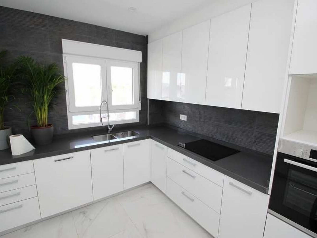 Chalet de 4 habitaciones en Pinoso en venta con piscina garaje - 487.000 € (Ref: 8200033)