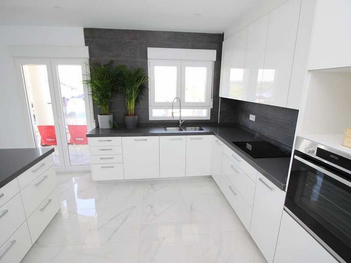 Chalet de 4 habitaciones en Pinoso en venta con piscina garaje - 487.000 € (Ref: 8200033)