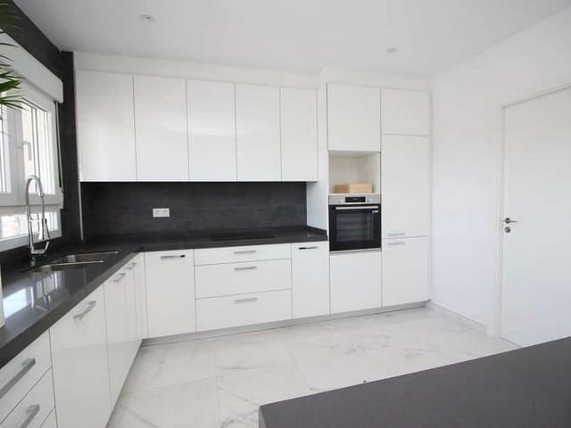 4 sypialnia Willa na sprzedaż w Pinoso z basenem garażem - 487 000 € (Ref: 8200033)