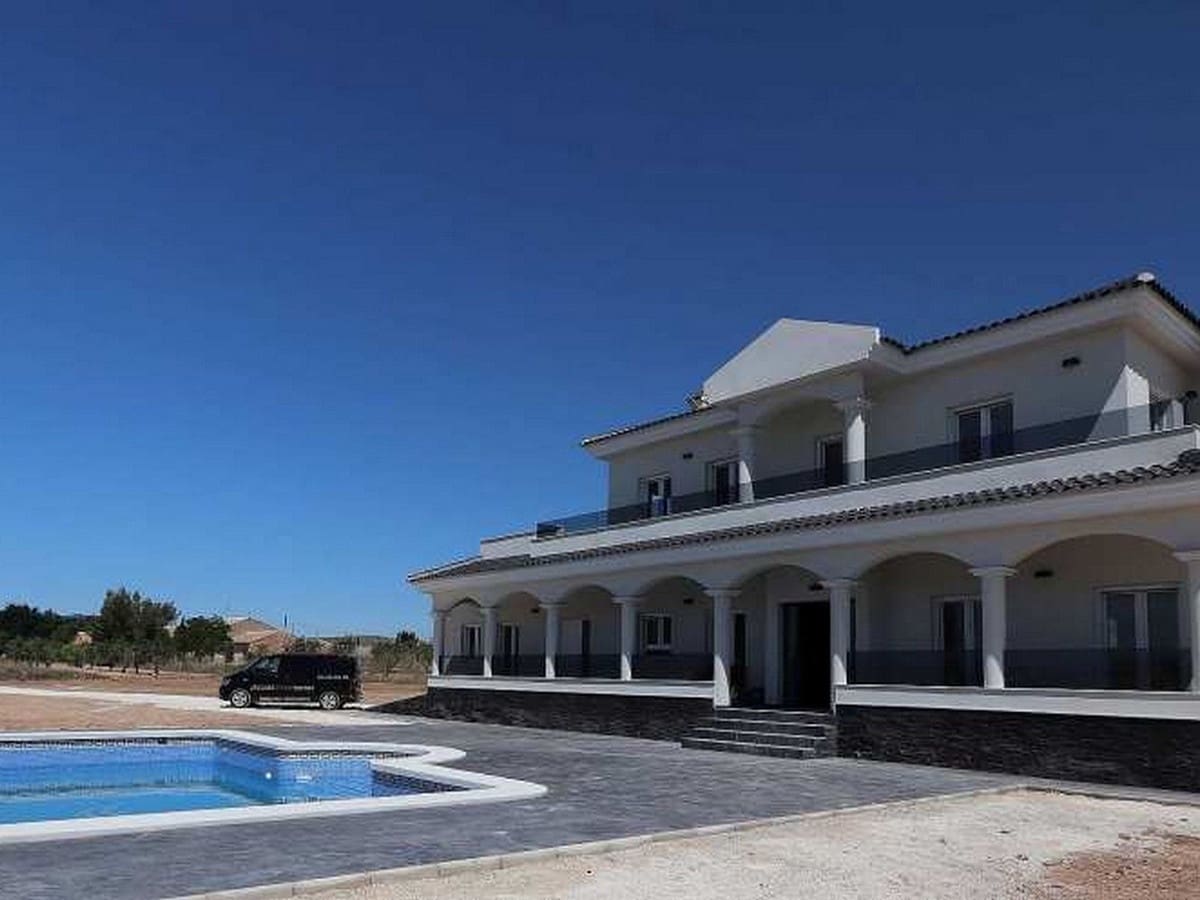 4 bedroom Villa for sale in Pinoso with pool garage - € 487,000 (Ref: 8200033)