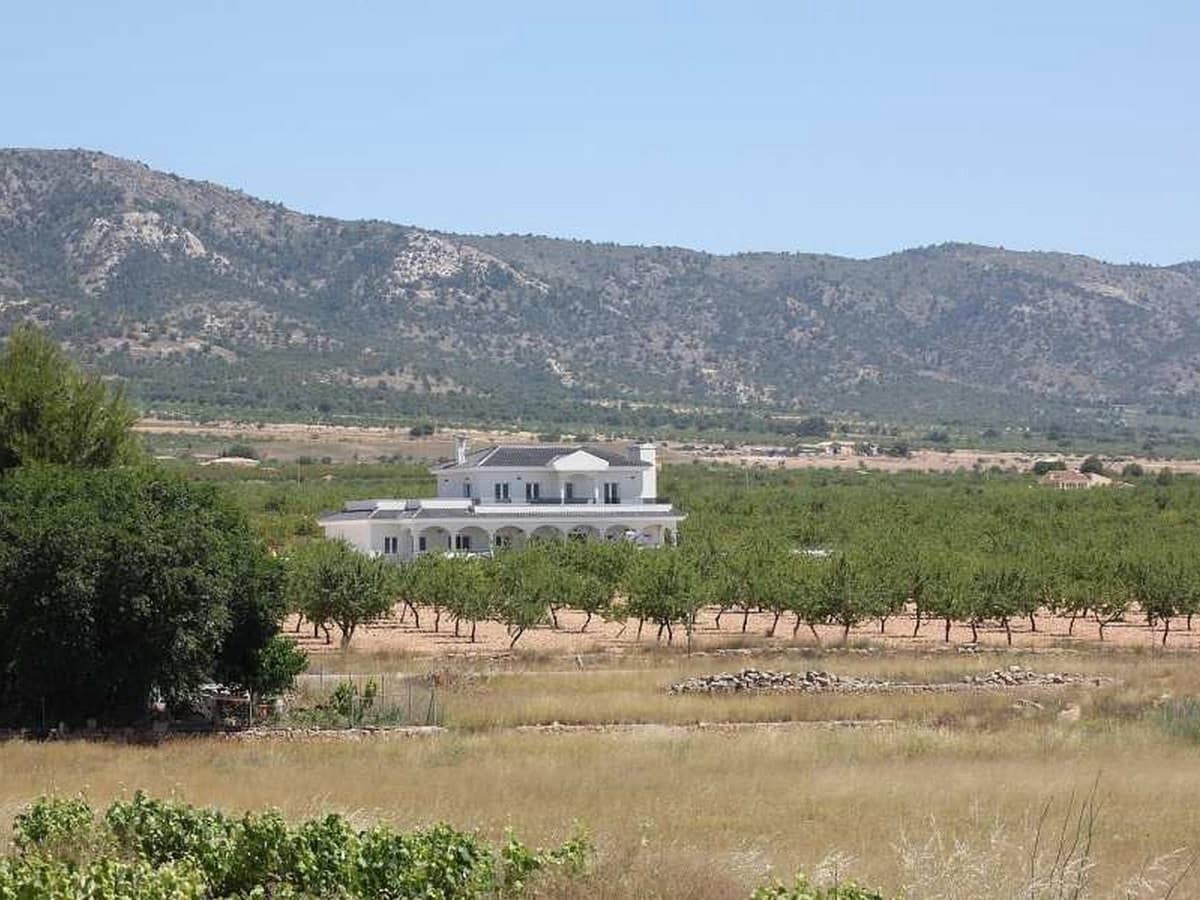 4 bedroom Villa for sale in Pinoso with pool garage - € 487,000 (Ref: 8200033)