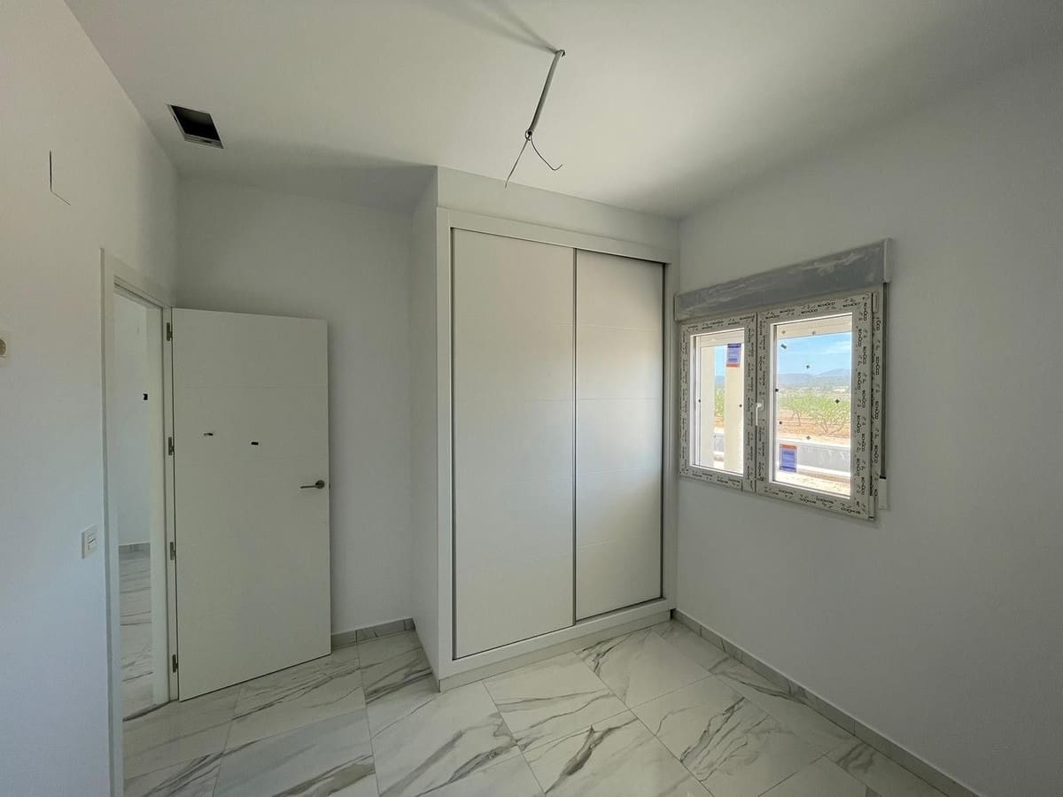 Chalet de 6 habitaciones en Pinoso en venta con piscina garaje - 545.000 € (Ref: 8200034)