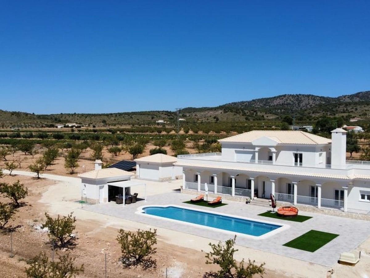 6 bedroom Villa for sale in Pinoso with pool garage - € 545,000 (Ref: 8200034)