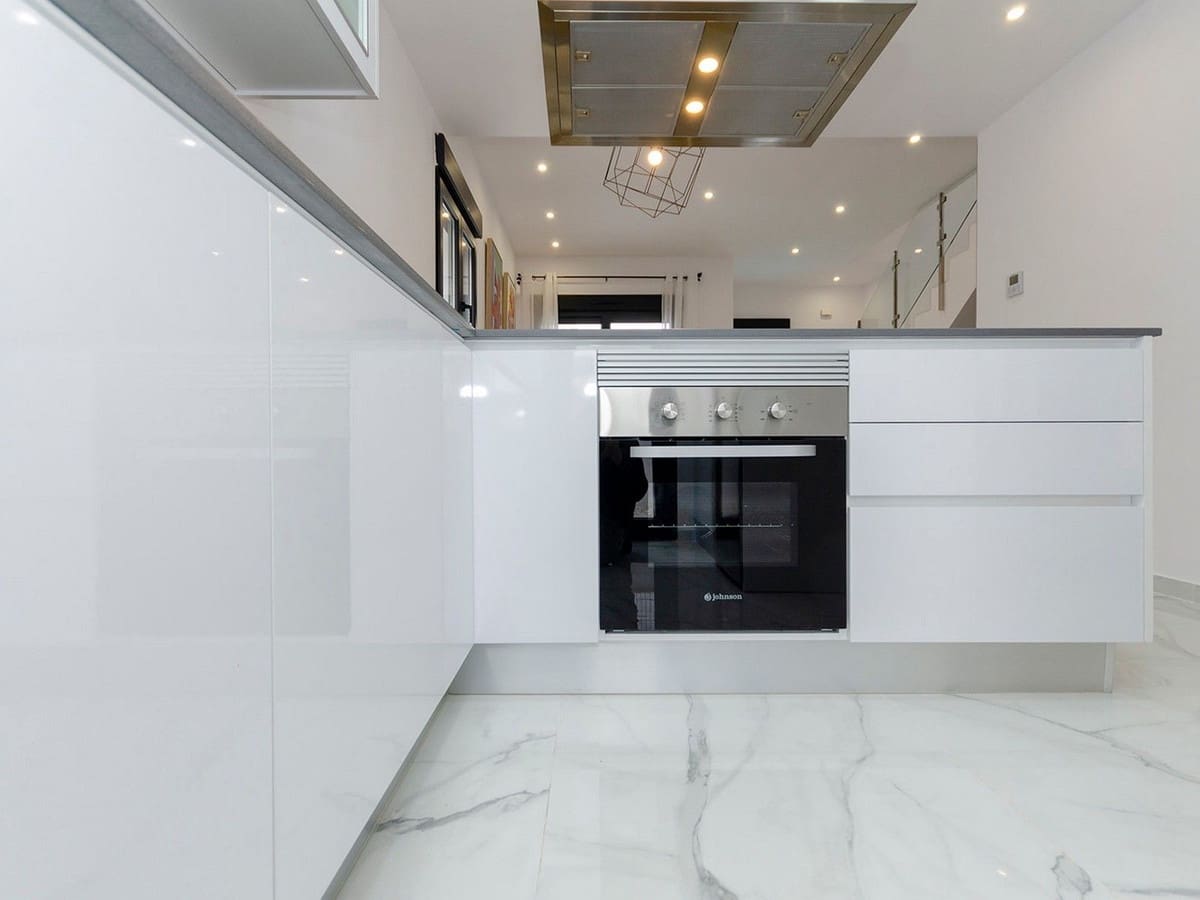 3 chambre Villa/Maison à vendre à Torrevieja avec piscine garage - 385 000 € (Ref: 8200035)