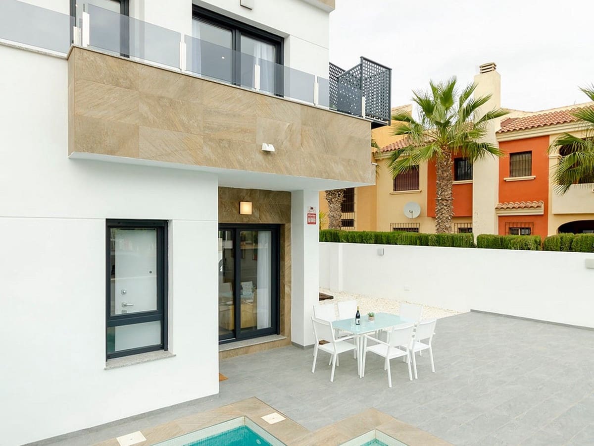 3 sypialnia Willa na sprzedaż w Torrevieja z basenem garażem - 385 000 € (Ref: 8200035)