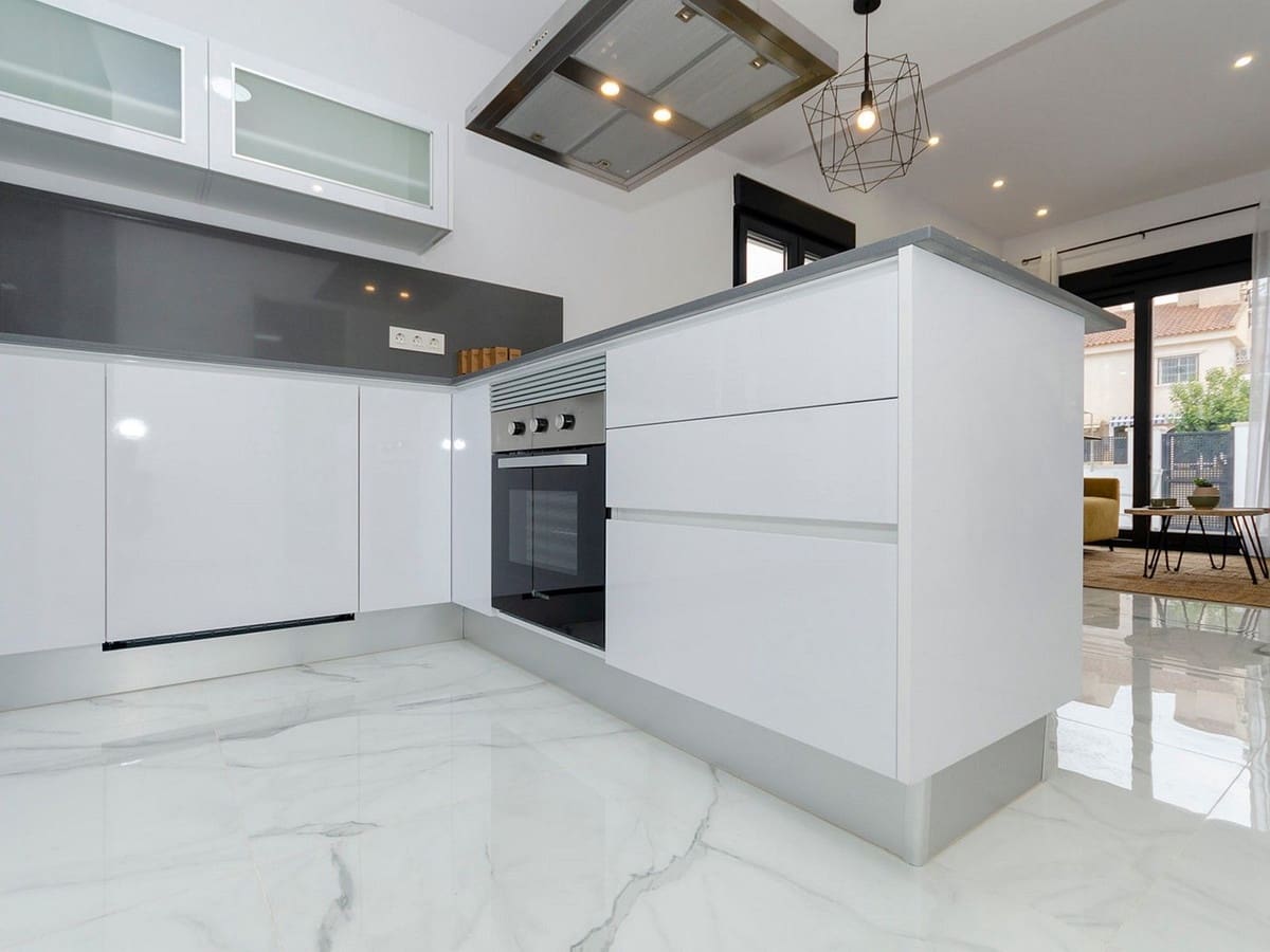 3 sypialnia Willa na sprzedaż w Torrevieja z basenem garażem - 385 000 € (Ref: 8200035)