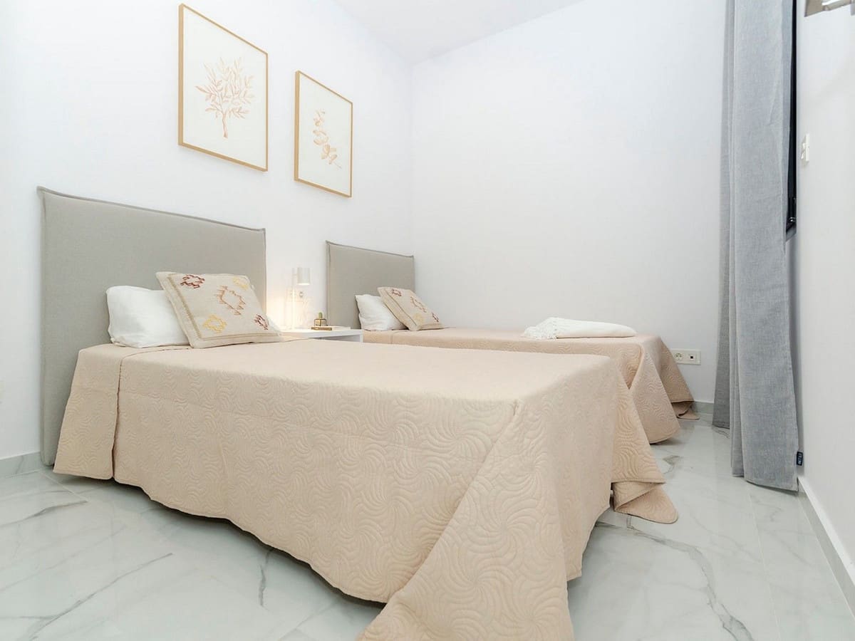 3 sypialnia Willa na sprzedaż w Torrevieja z basenem garażem - 385 000 € (Ref: 8200035)