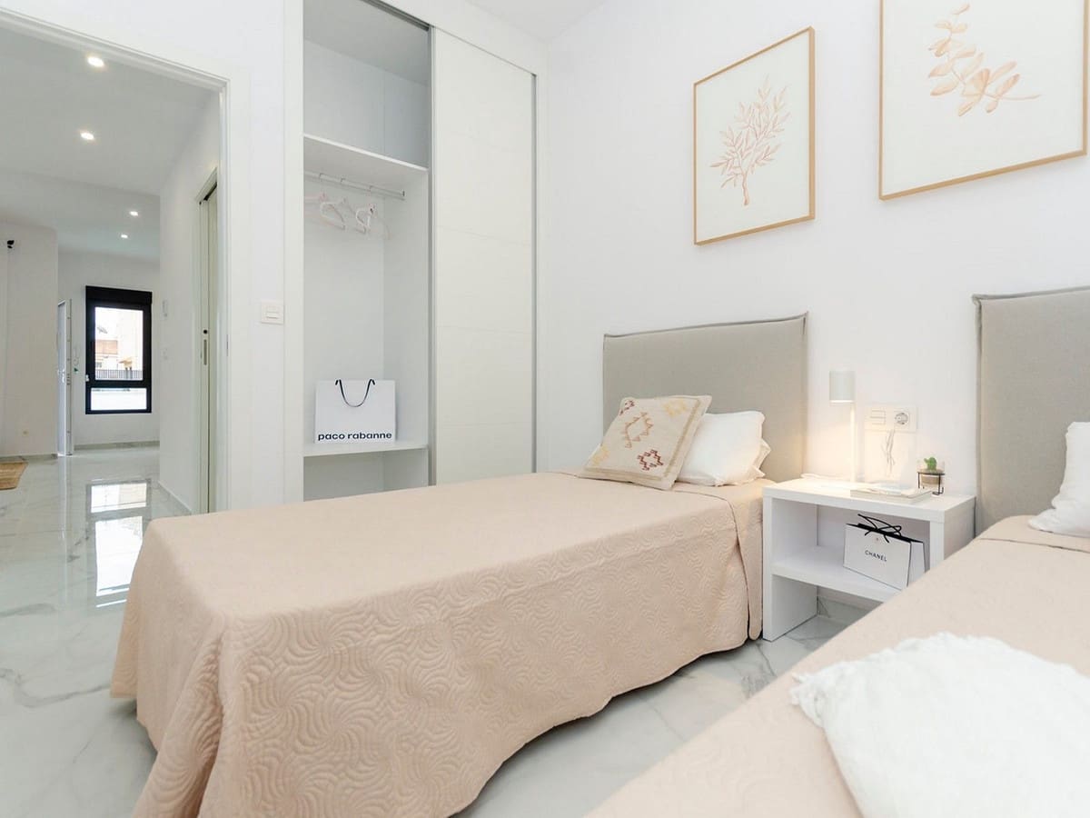 3 sypialnia Willa na sprzedaż w Torrevieja z basenem garażem - 385 000 € (Ref: 8200035)