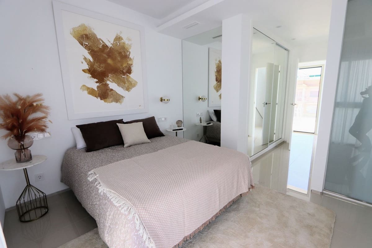 4 soverom Villa til salgs i Los Alcazares med svømmebasseng garasje - € 650 000 (Ref: 8200036)