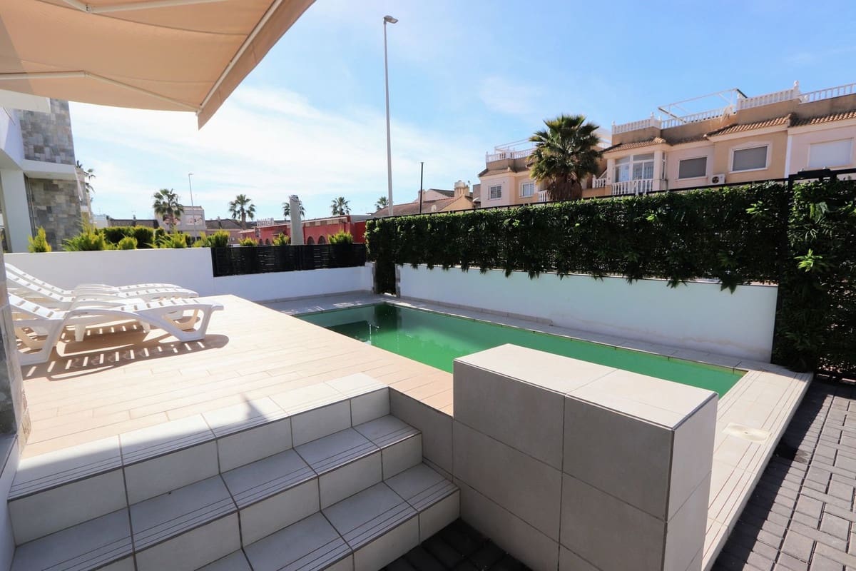 4 bedroom Villa for sale in Los Alcazares with pool garage - € 650,000 (Ref: 8200036)