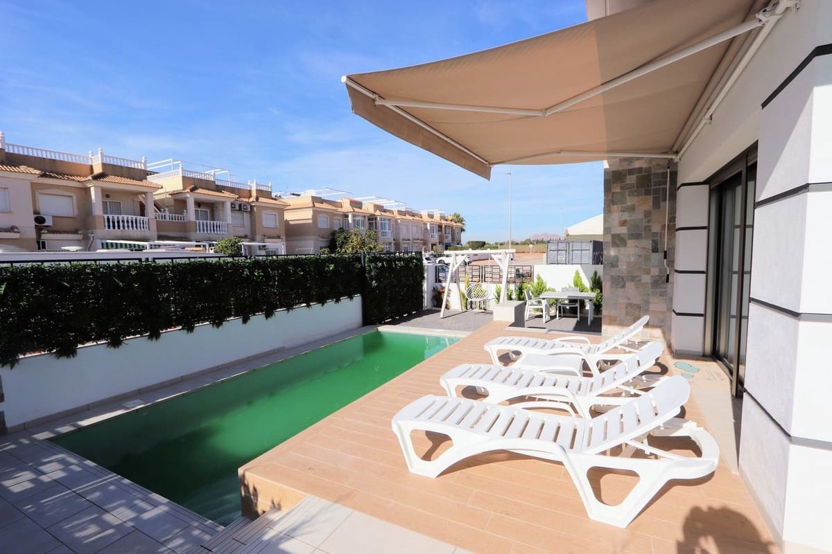 4 bedroom Villa for sale in Los Alcazares with pool garage - € 650,000 (Ref: 8200036)