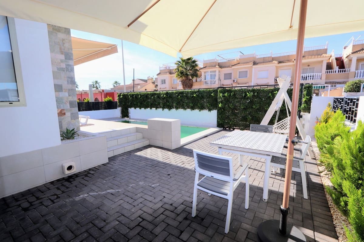 4 bedroom Villa for sale in Los Alcazares with pool garage - € 650,000 (Ref: 8200036)