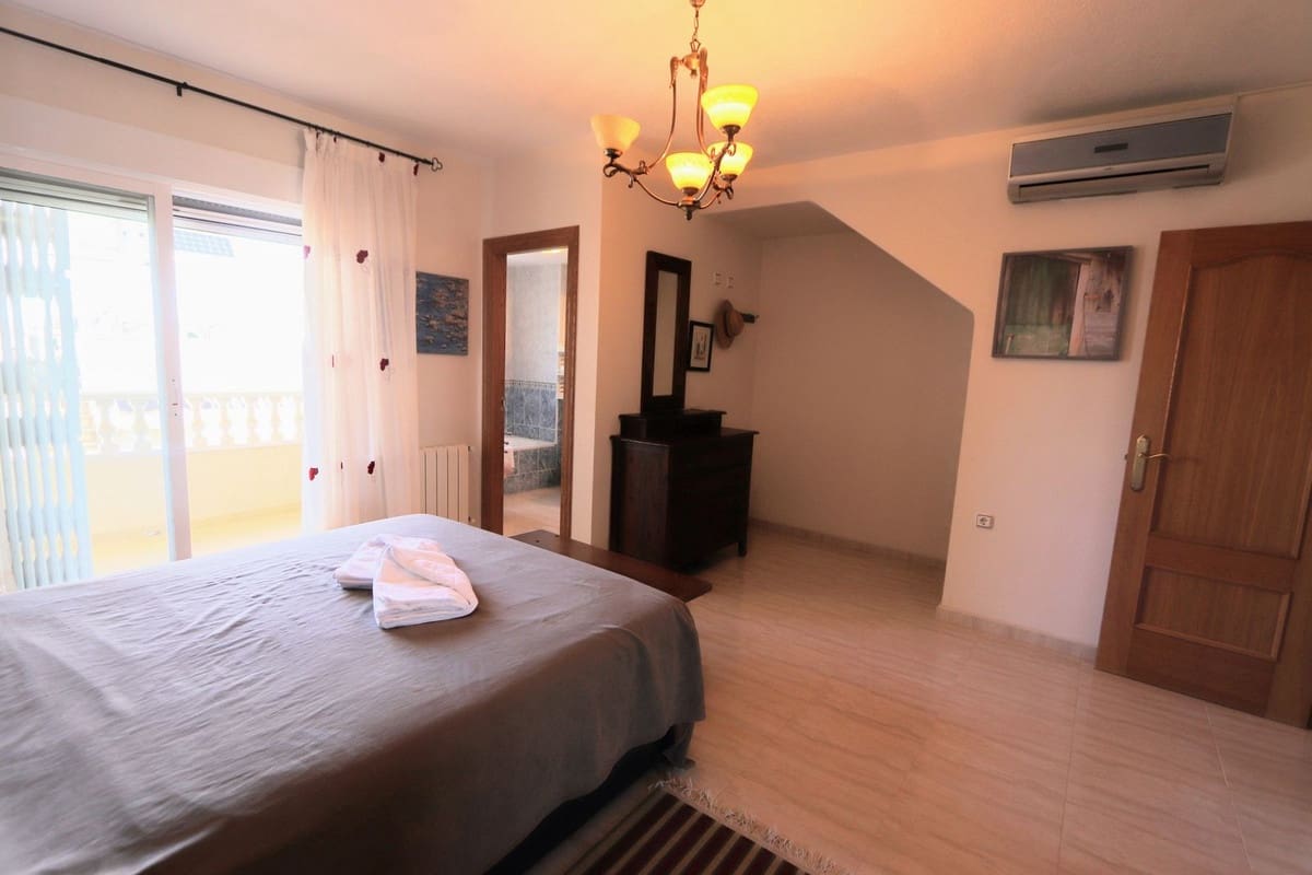 Casa de 3 habitaciones en Villamartin en venta con piscina - 175.000 € (Ref: 8200055)