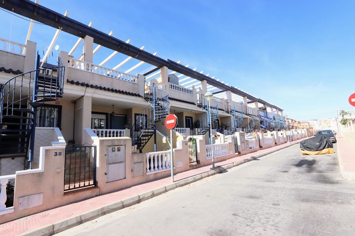 Casa de 3 habitaciones en Villamartin en venta con piscina - 175.000 € (Ref: 8200055)