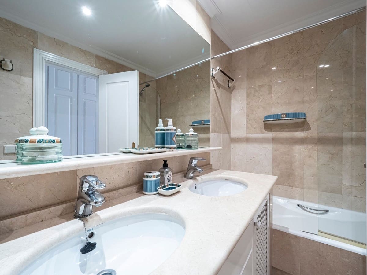 Apartamento de 2 habitaciones en Puerto Banus en venta con piscina garaje - 1.575.000 € (Ref: 8209046)