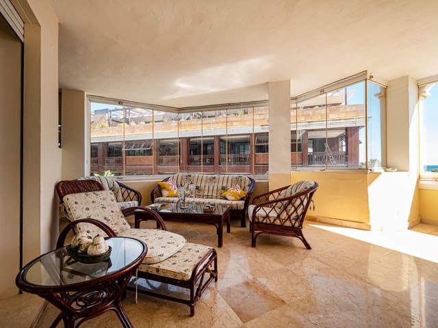 Apartamento de 2 habitaciones en Puerto Banus, Marbella en venta con piscina garaje - 1.575.000 € (Ref: 8209046)