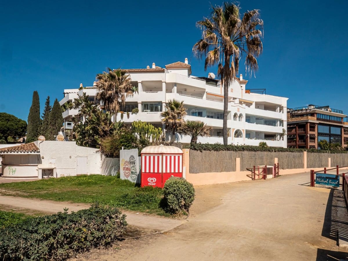 Apartamento de 2 habitaciones en Puerto Banus en venta con piscina garaje - 1.575.000 € (Ref: 8209046)