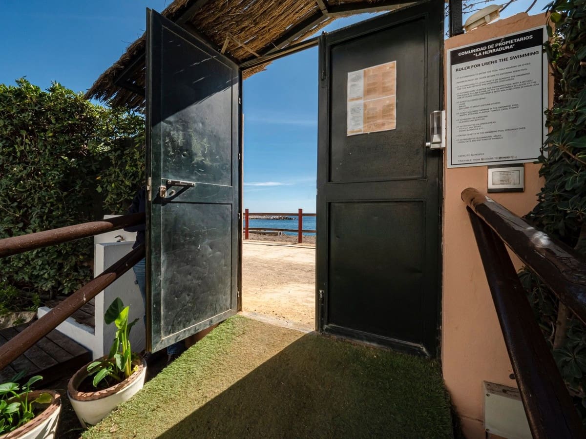 2 soverom Leilighet til salgs i Puerto Banus med svømmebasseng garasje - € 1 575 000 (Ref: 8209046)