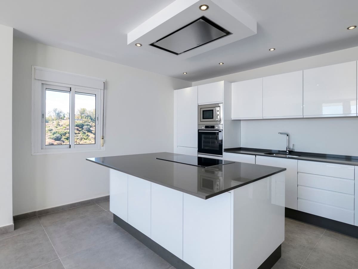 3 bedroom Apartment for sale in Estepona with pool - € 719,000 (Ref: 8226074)