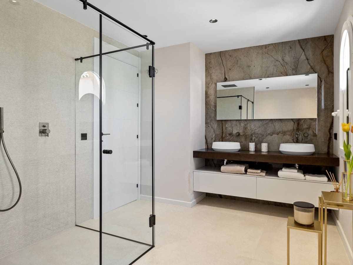 3 bedroom Apartment for sale in Nueva Andalucia with pool garage - € 2,295,000 (Ref: 8226075)