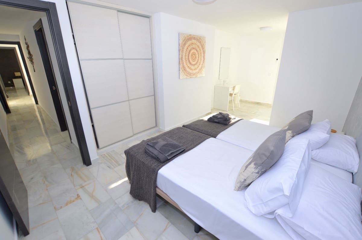 6 bedroom Villa for sale in Benalmadena with pool - € 1,450,000 (Ref: 8226076)