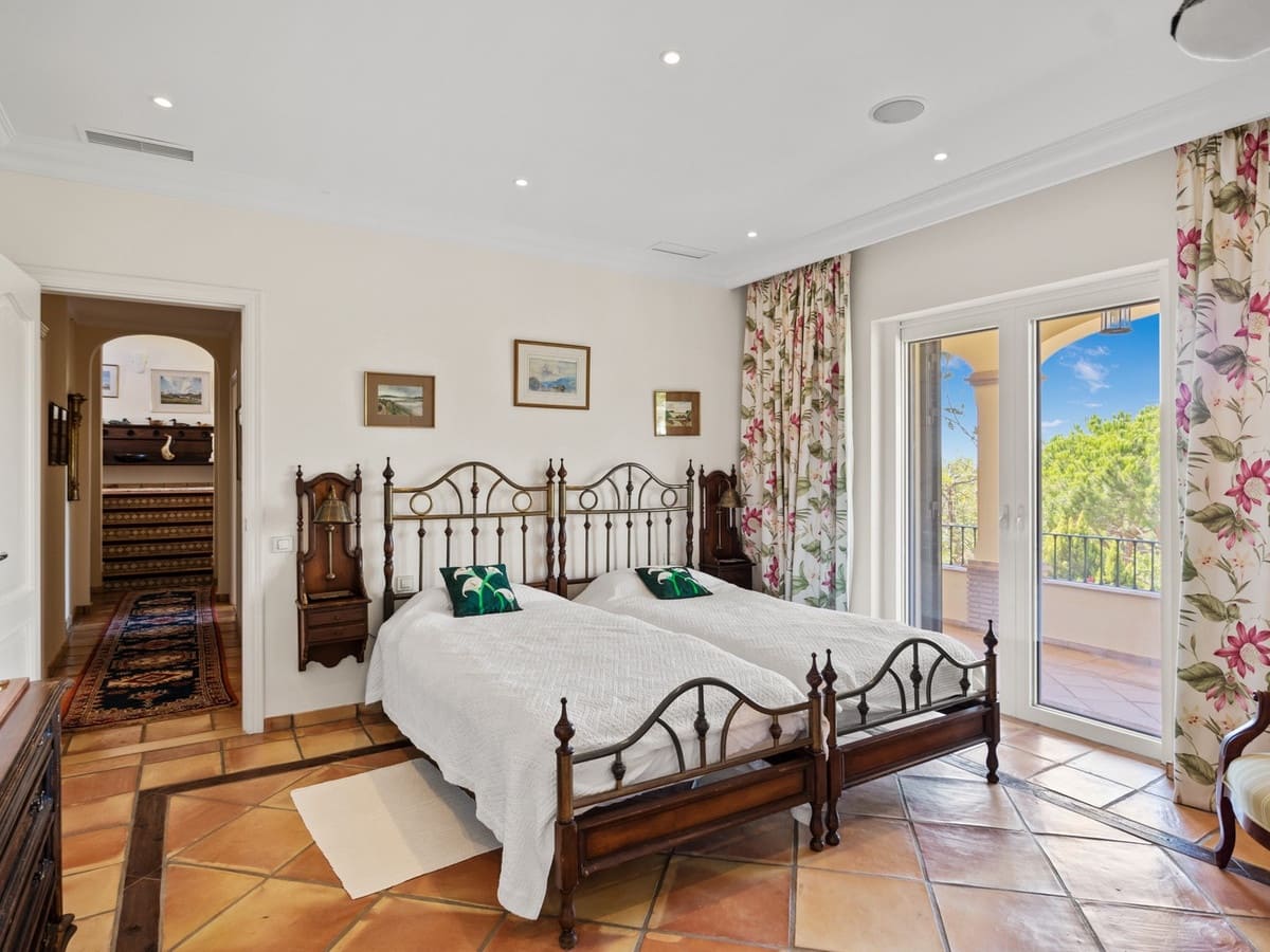 4 makuuhuone Huvila myytävänä paikassa Benahavis mukana uima-altaan 
autotalli - 3 250 000 € (Ref: 8229190)