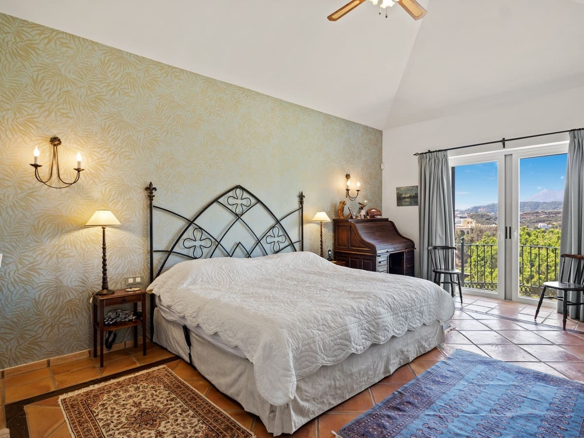 4 makuuhuone Huvila myytävänä paikassa Benahavis mukana uima-altaan 
autotalli - 3 250 000 € (Ref: 8229190)