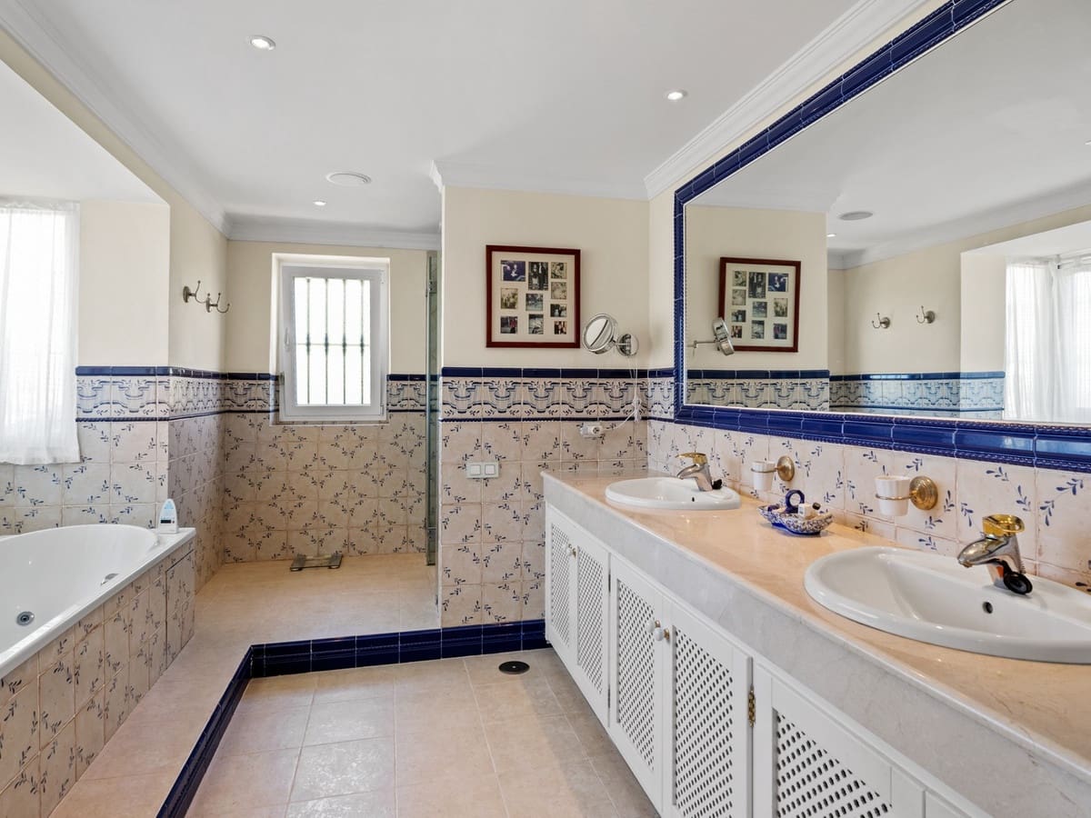 4 makuuhuone Huvila myytävänä paikassa Benahavis mukana uima-altaan 
autotalli - 3 250 000 € (Ref: 8229190)