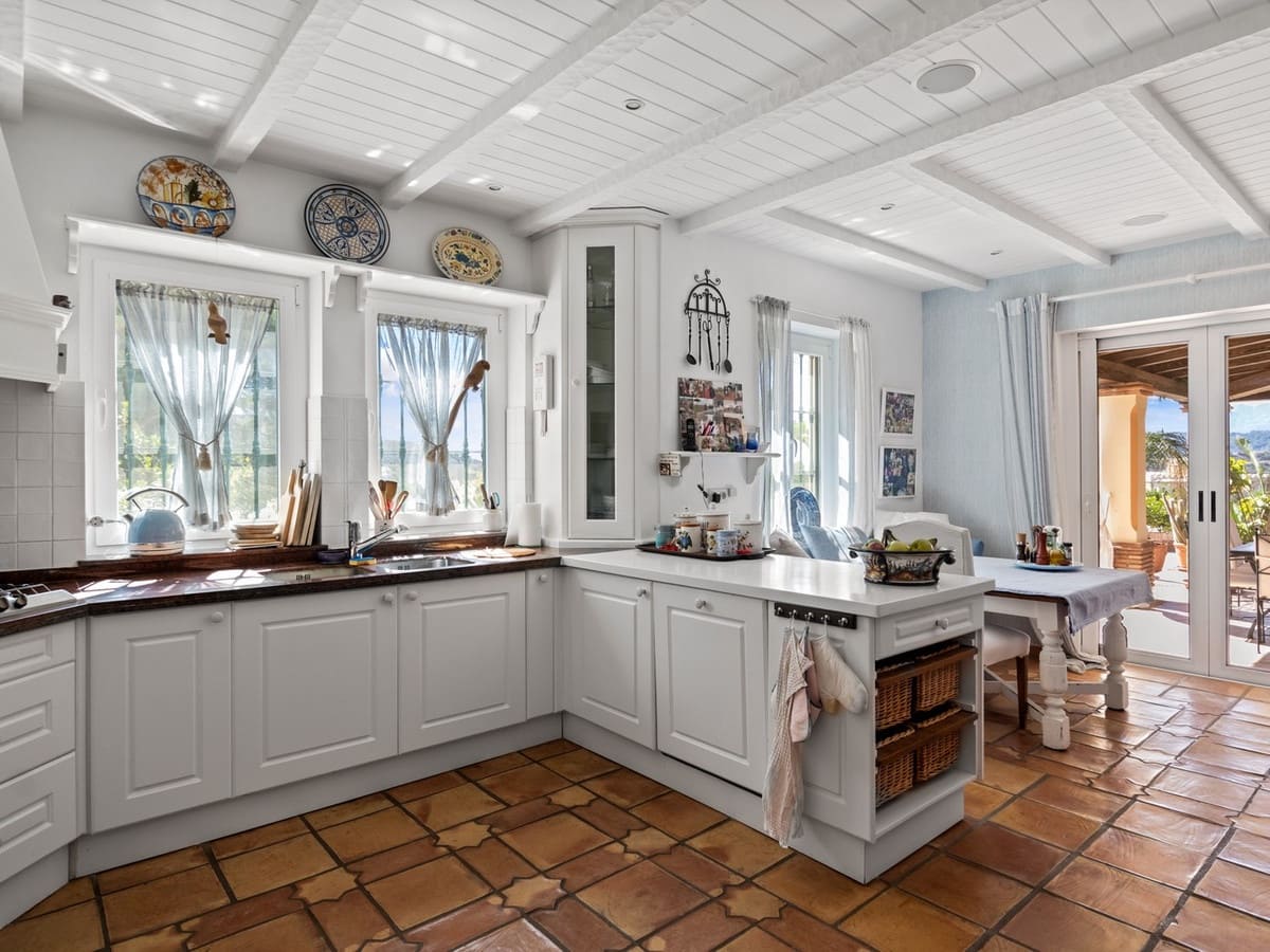 4 makuuhuone Huvila myytävänä paikassa Benahavis mukana uima-altaan 
autotalli - 3 250 000 € (Ref: 8229190)