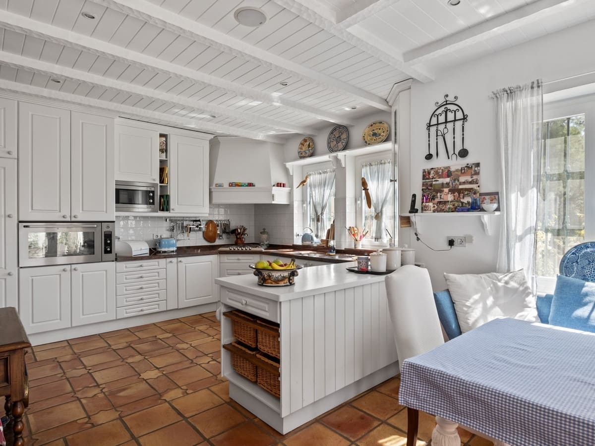 4 makuuhuone Huvila myytävänä paikassa Benahavis mukana uima-altaan 
autotalli - 3 250 000 € (Ref: 8229190)