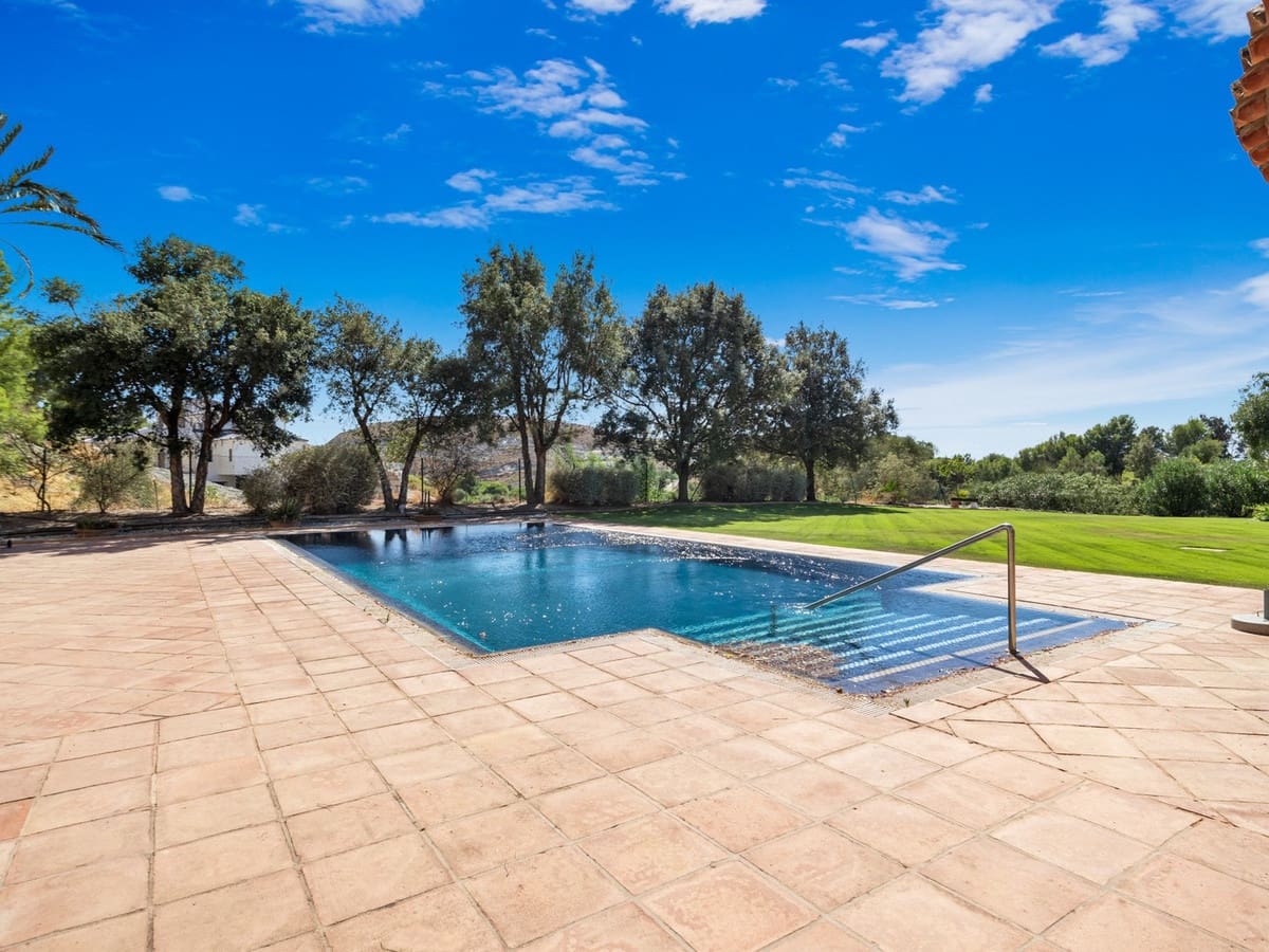 4 makuuhuone Huvila myytävänä paikassa Benahavis mukana uima-altaan 
autotalli - 3 250 000 € (Ref: 8229190)